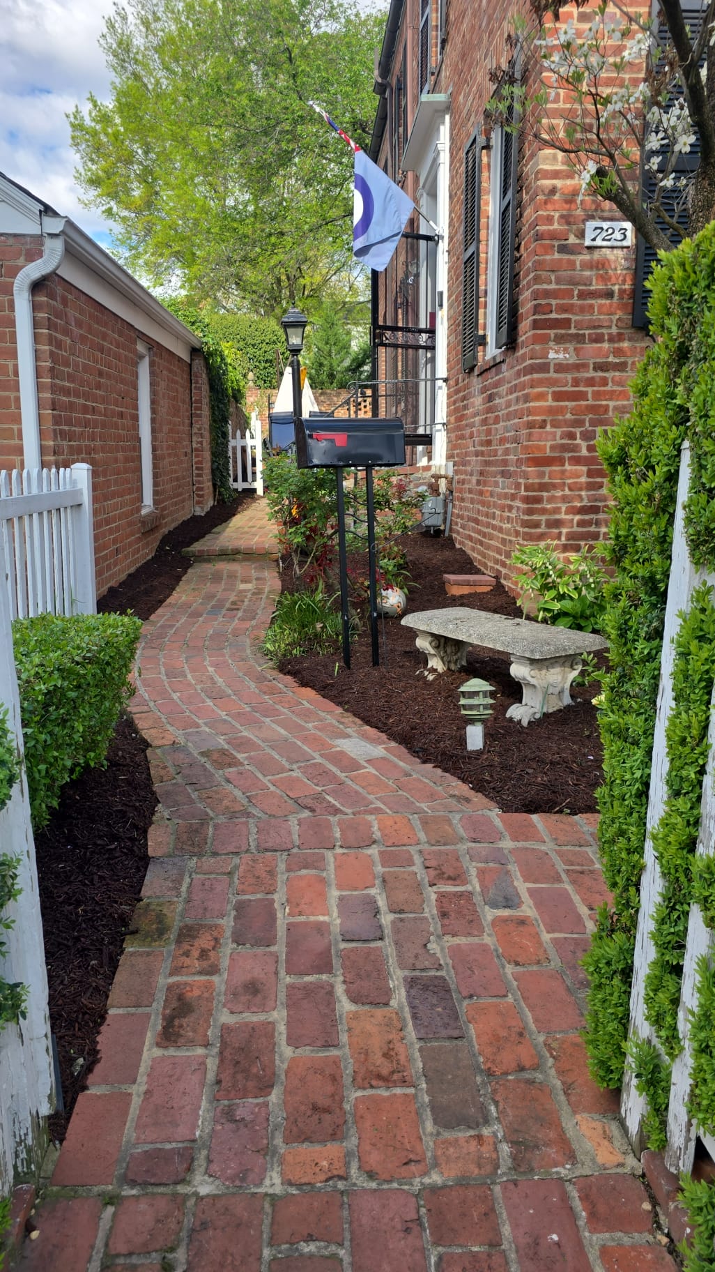 Brick Townhouse Landscape - Residential landscaping project